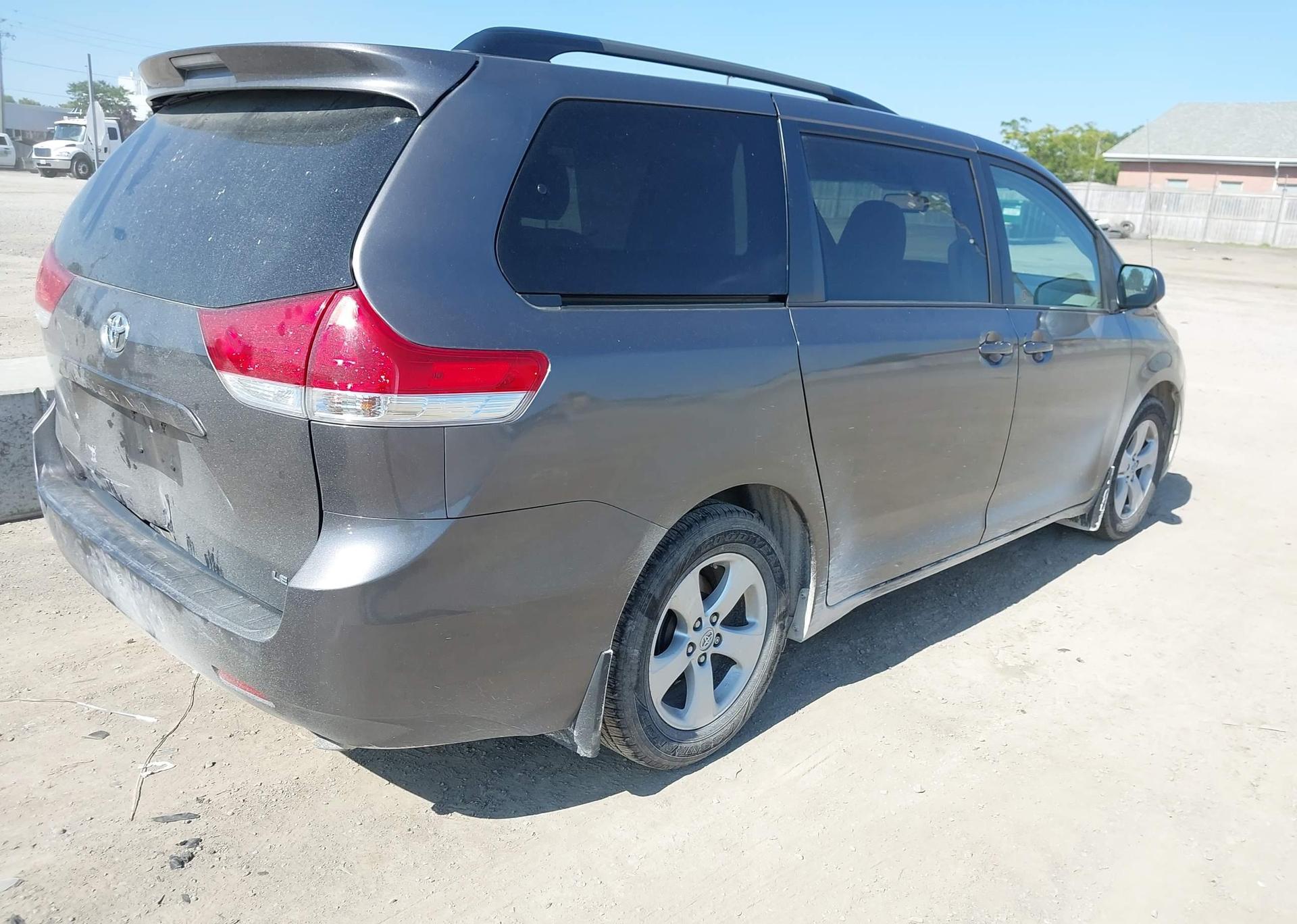 2014 TOYOTA SIENNA LE V6