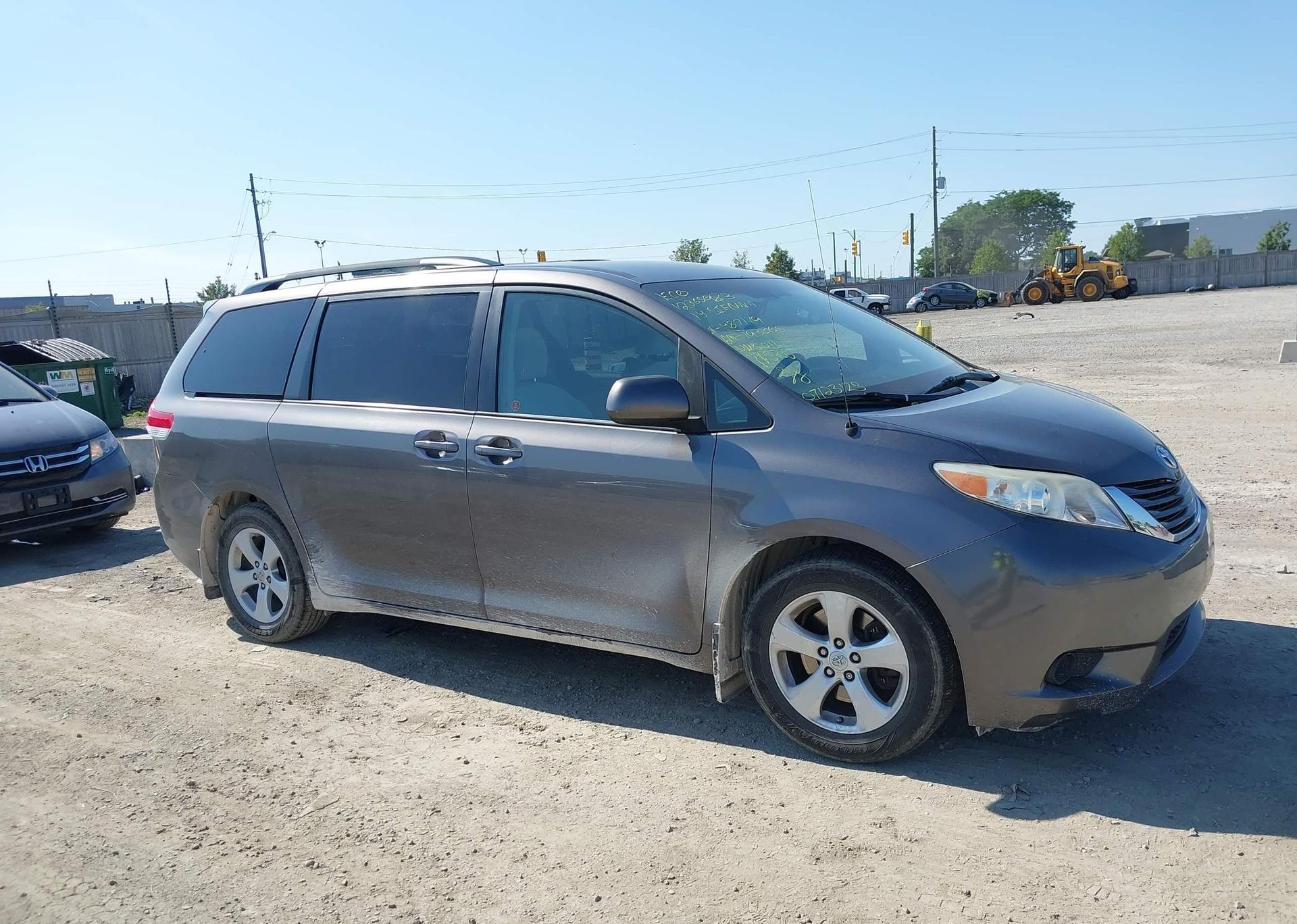 2014 TOYOTA SIENNA LE V6