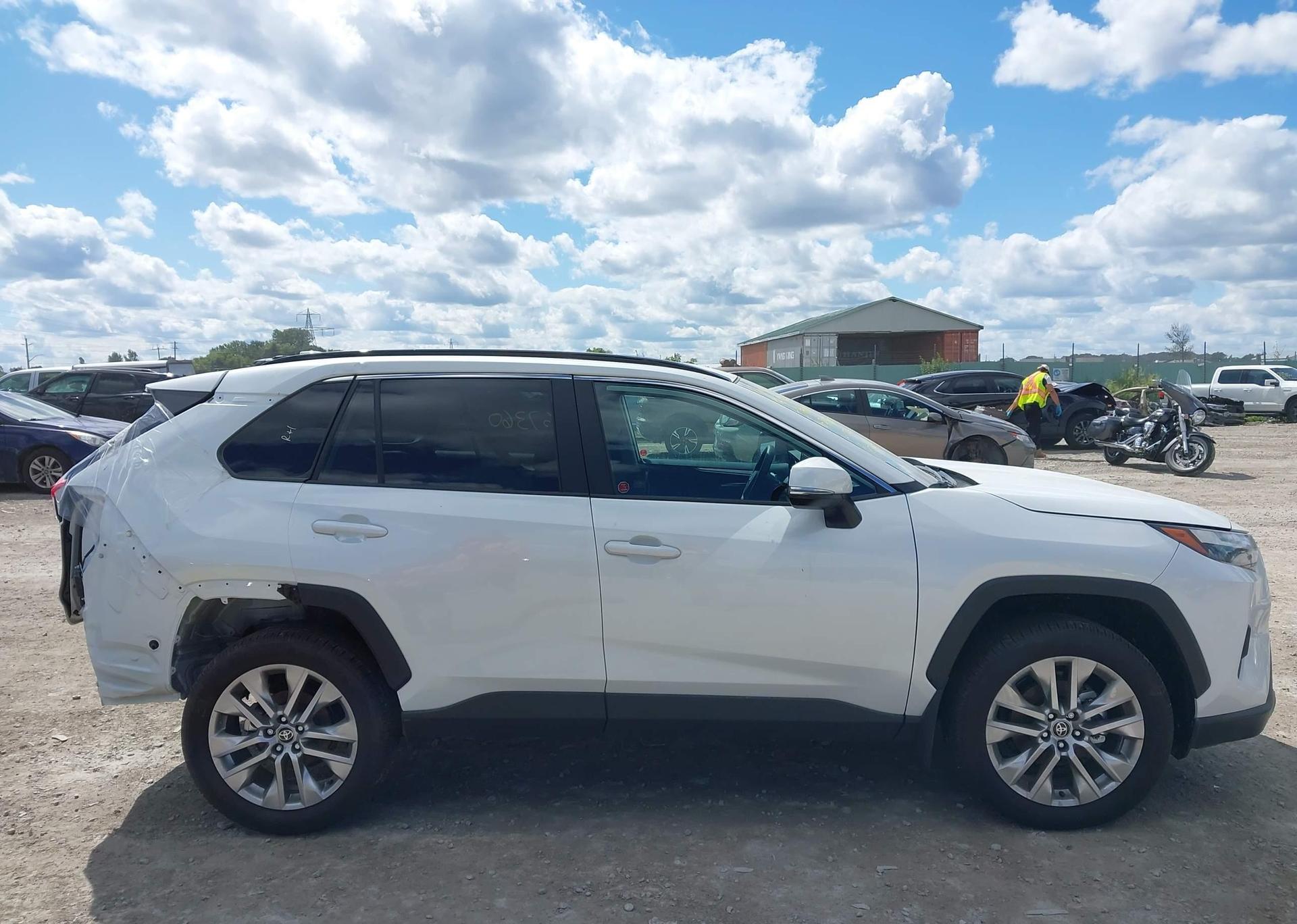 2025 TOYOTA RAV4 XLE