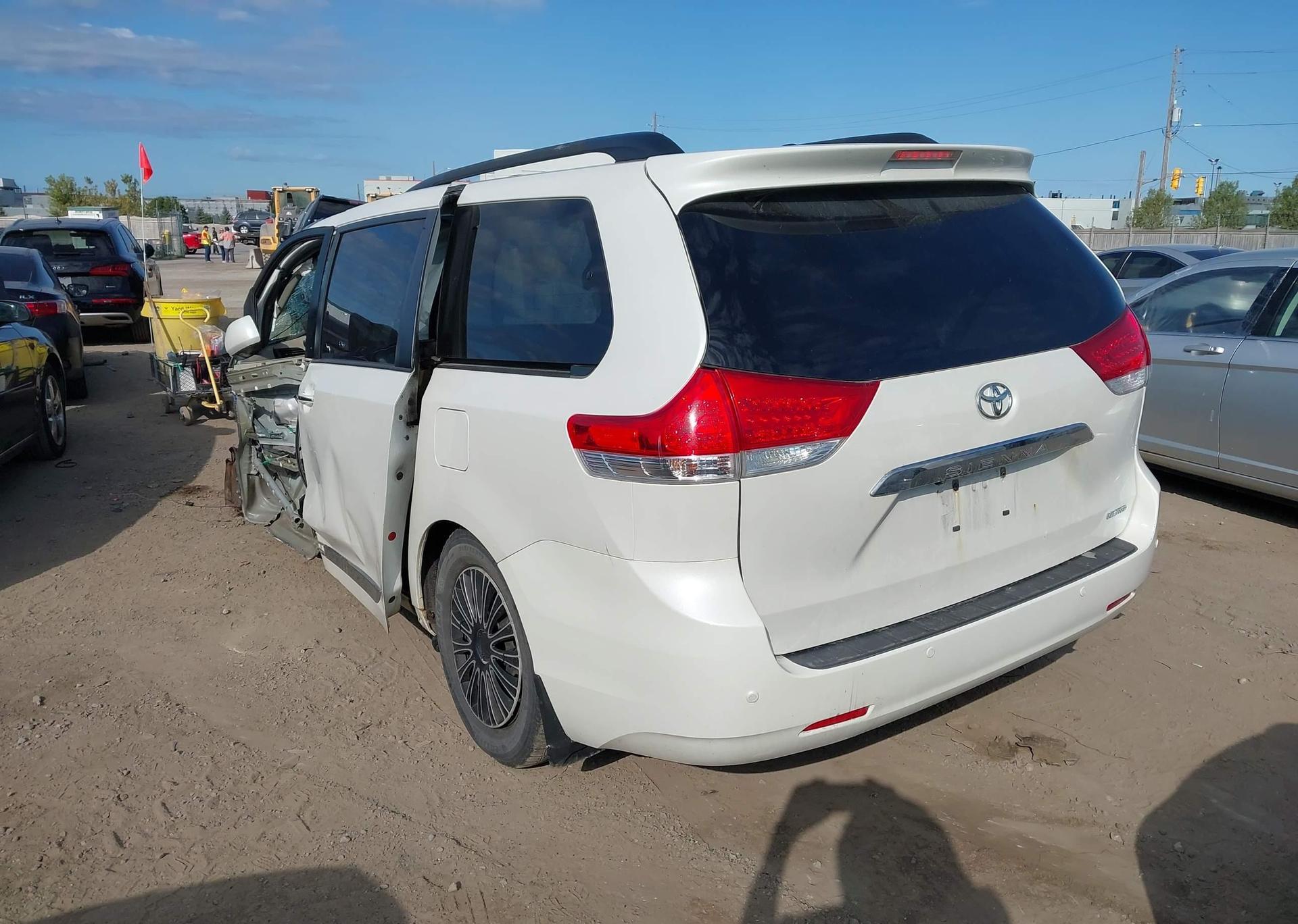 2011 TOYOTA SIENNA XLE