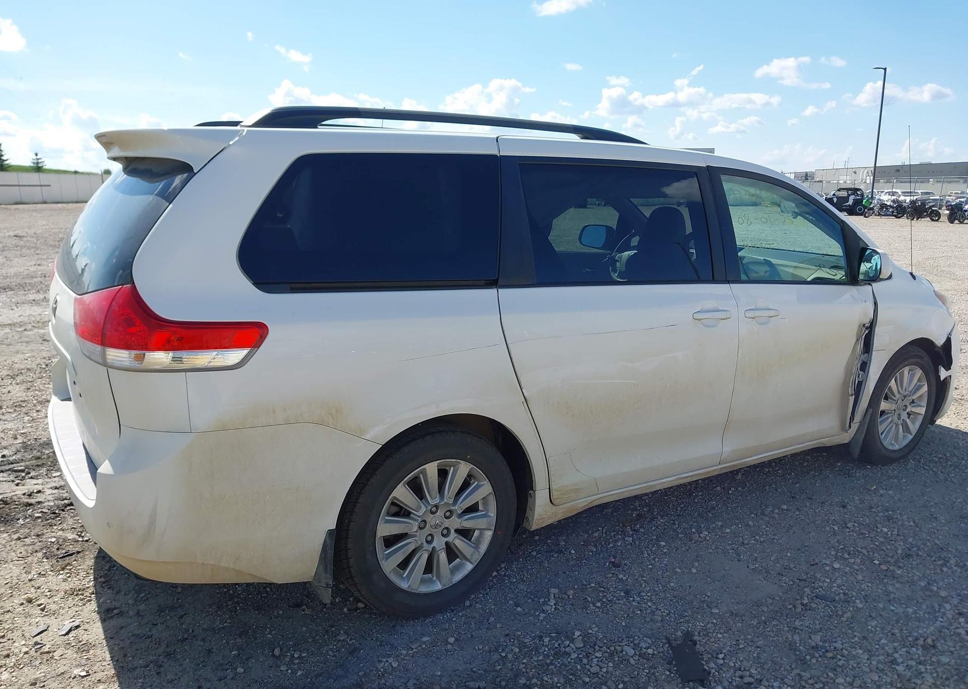 2011 TOYOTA SIENNA XLE