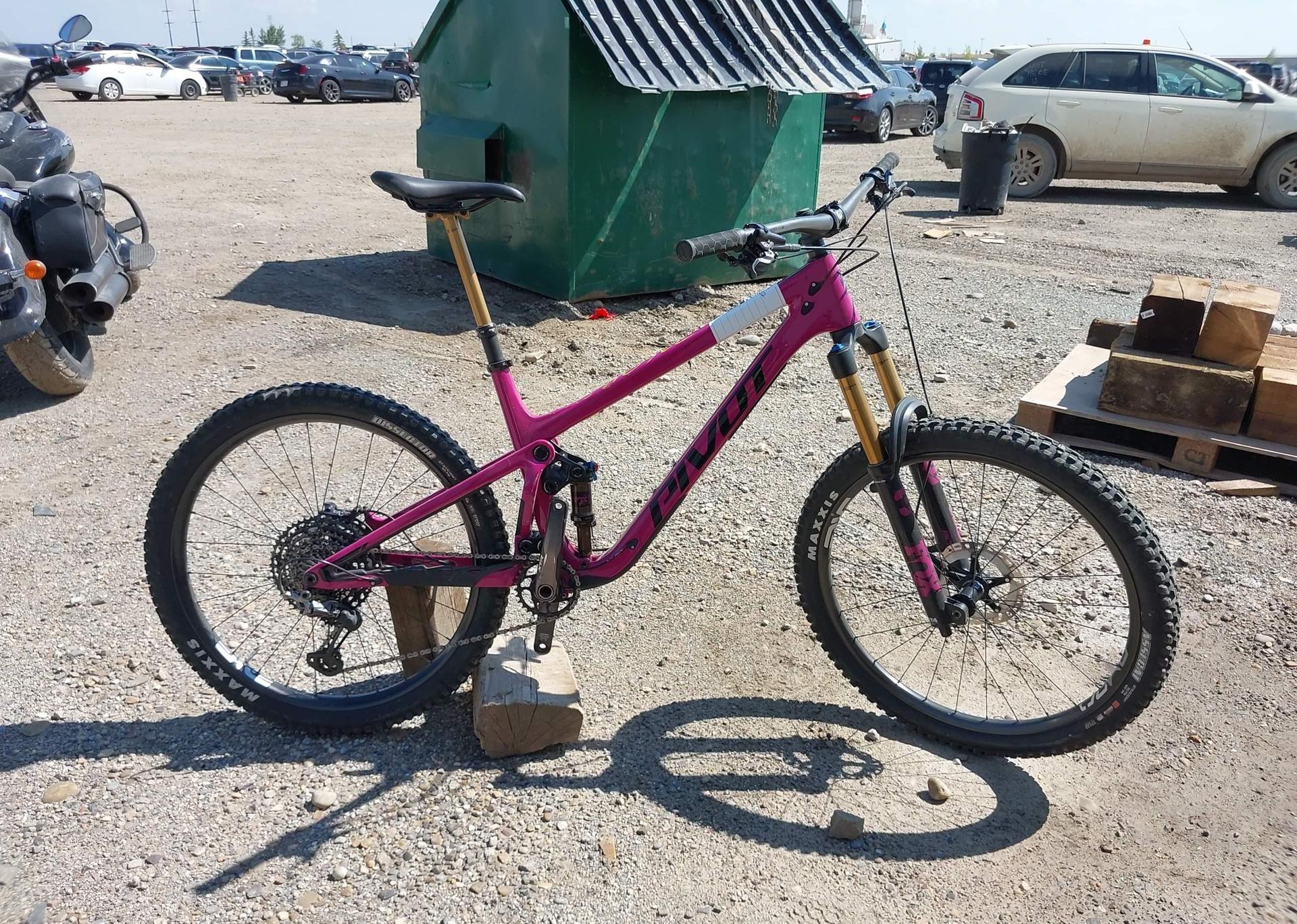 2025 PIVOT CYCLES SHADOWCAT