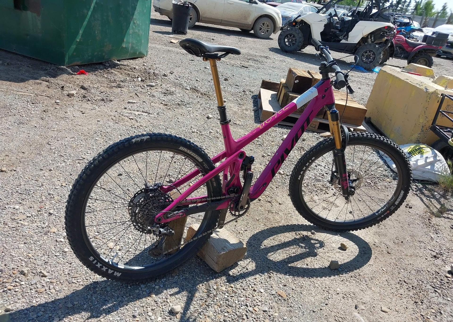 2025 PIVOT CYCLES SHADOWCAT