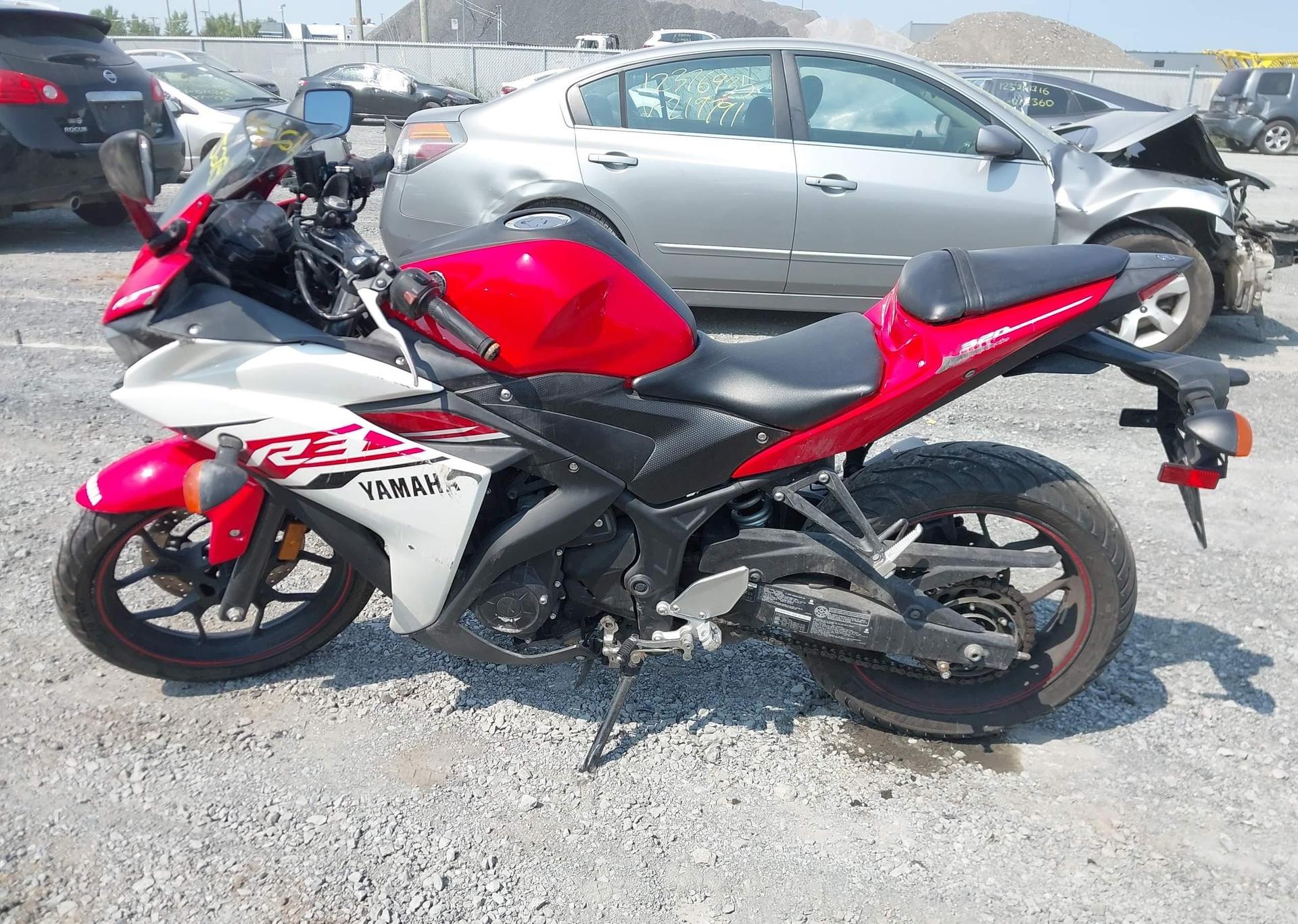 2015 YAMAHA YZFR3