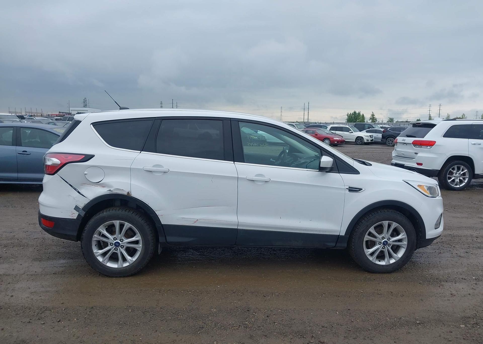 2017 FORD ESCAPE SE