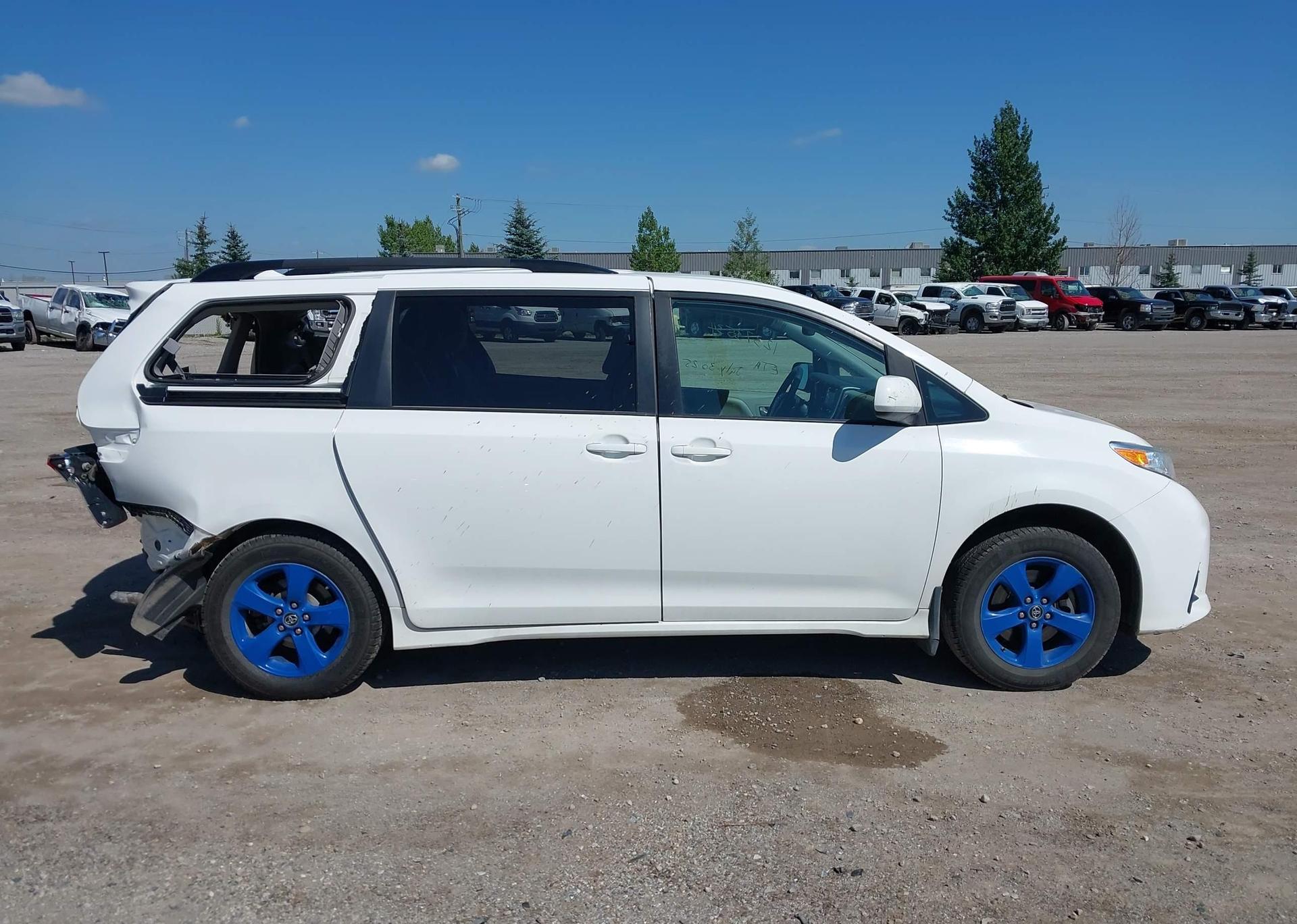 2020 TOYOTA SIENNA LE