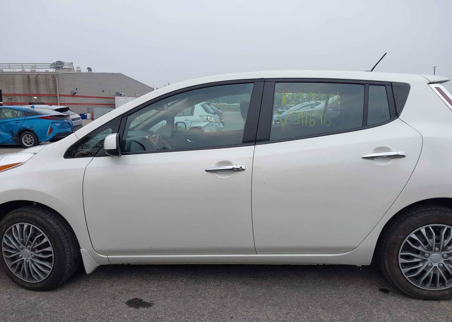 2016 NISSAN LEAF