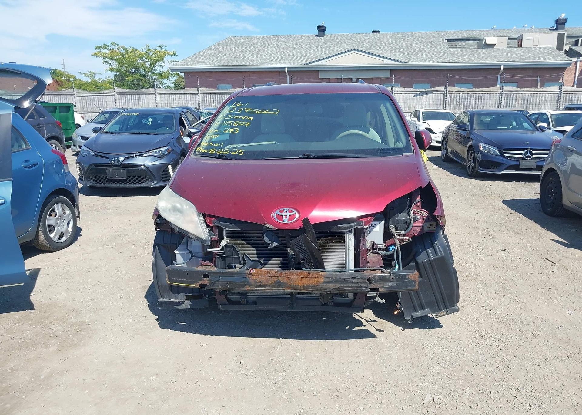 2011 TOYOTA SIENNA