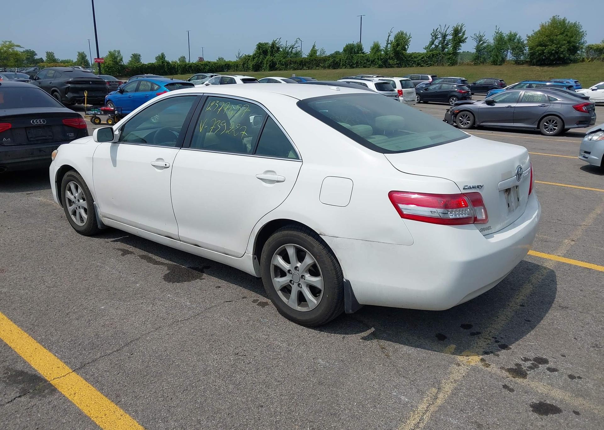 2011 TOYOTA CAMRY SE