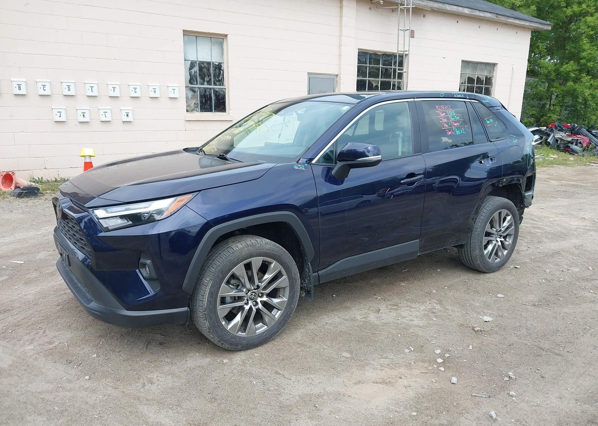 2022 TOYOTA RAV4 XLE