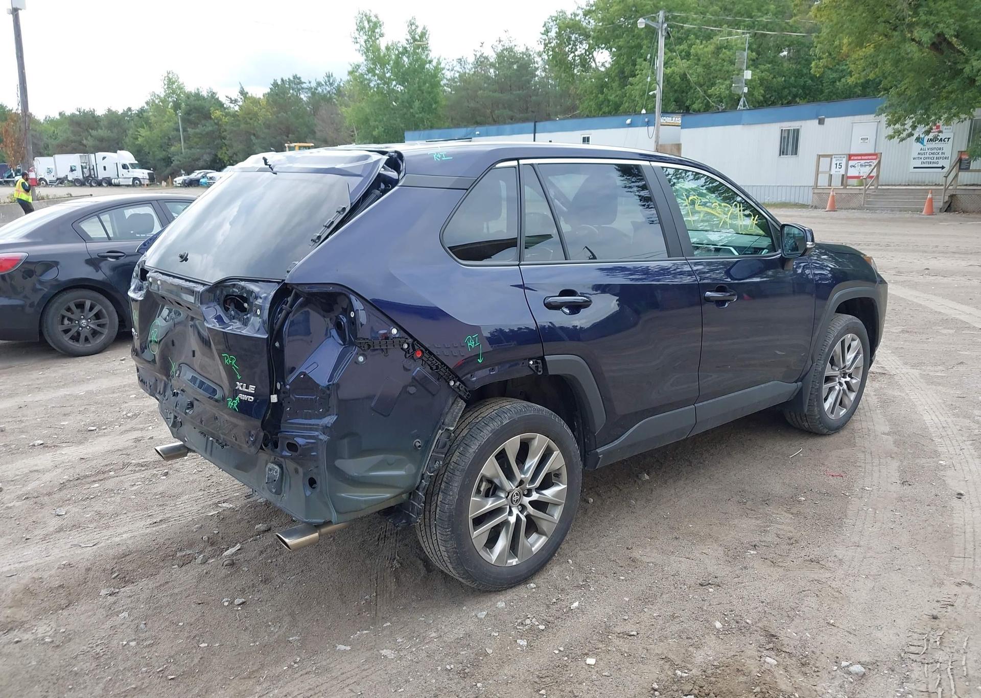 2022 TOYOTA RAV4 XLE