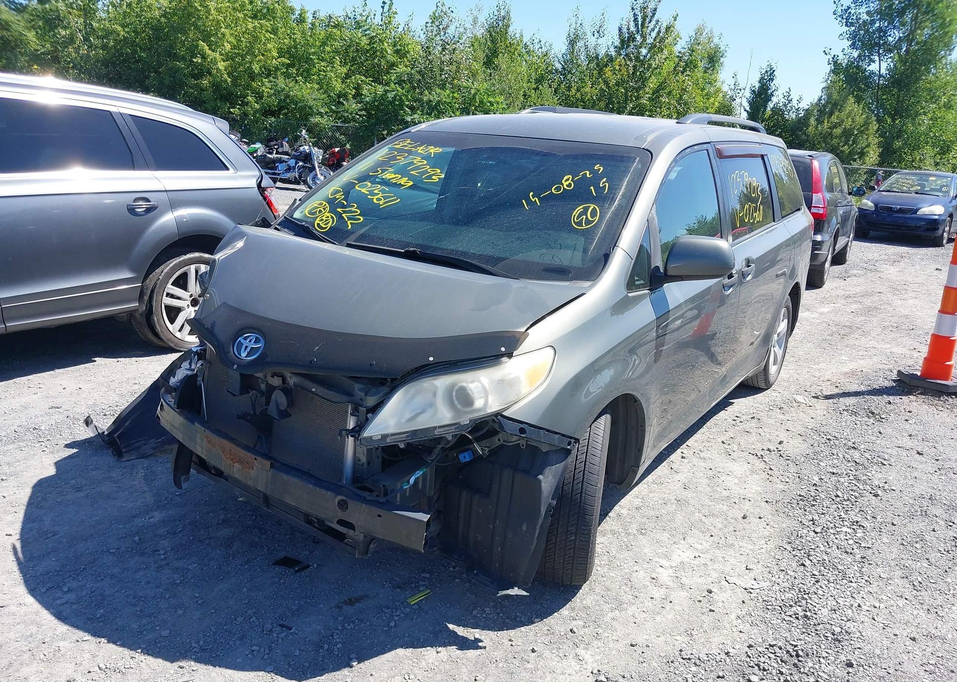 2011 TOYOTA SIENNA