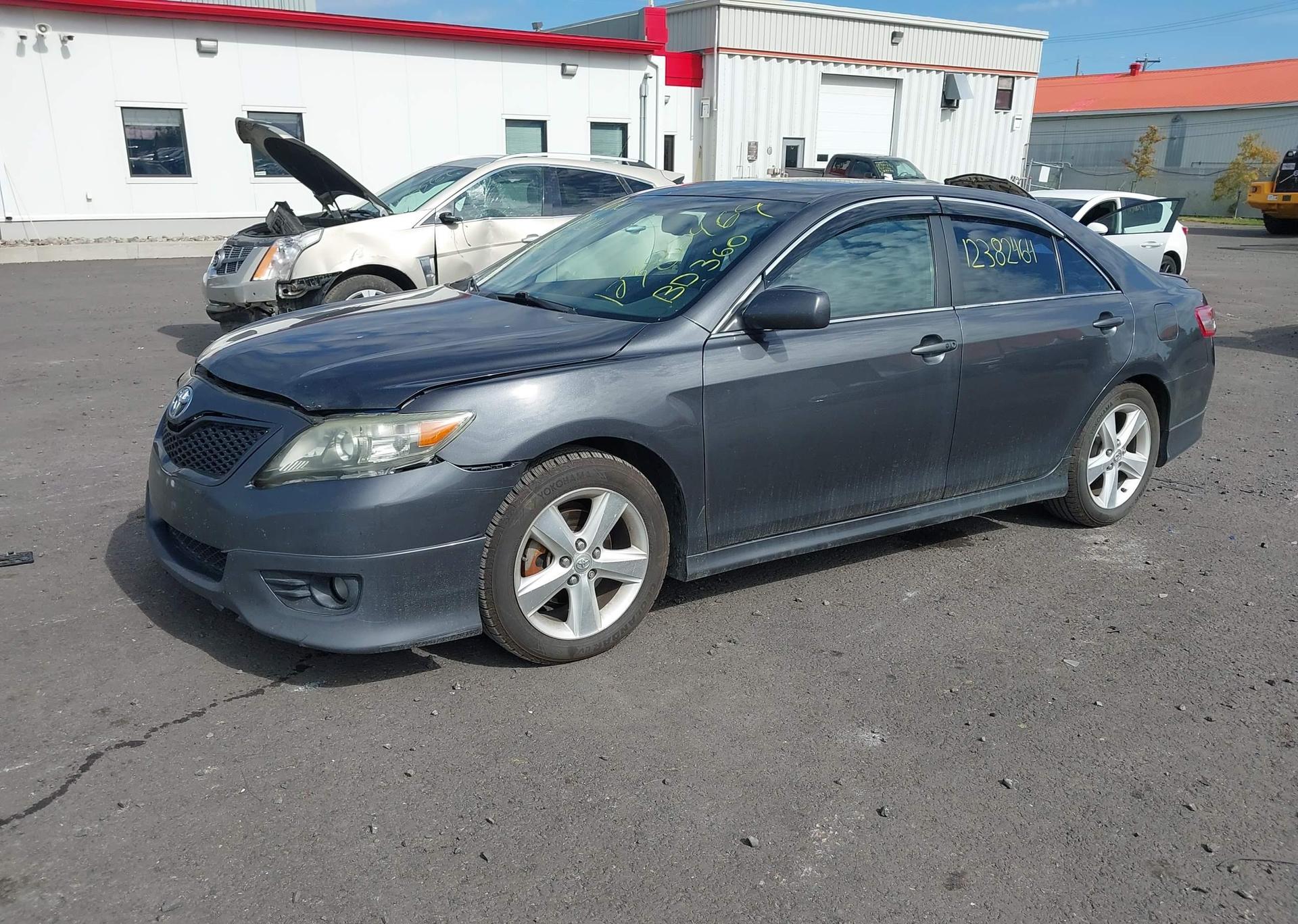 2011 TOYOTA CAMRY SE