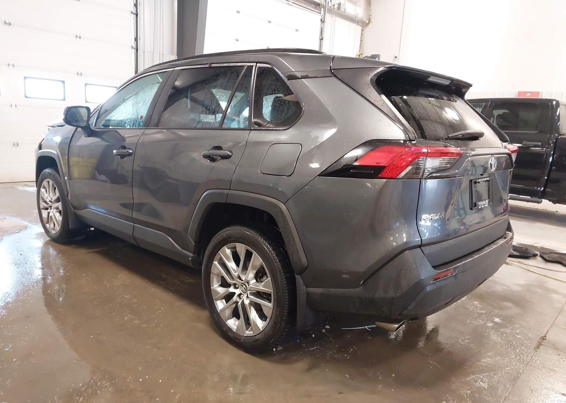 2021 TOYOTA RAV4 XLE