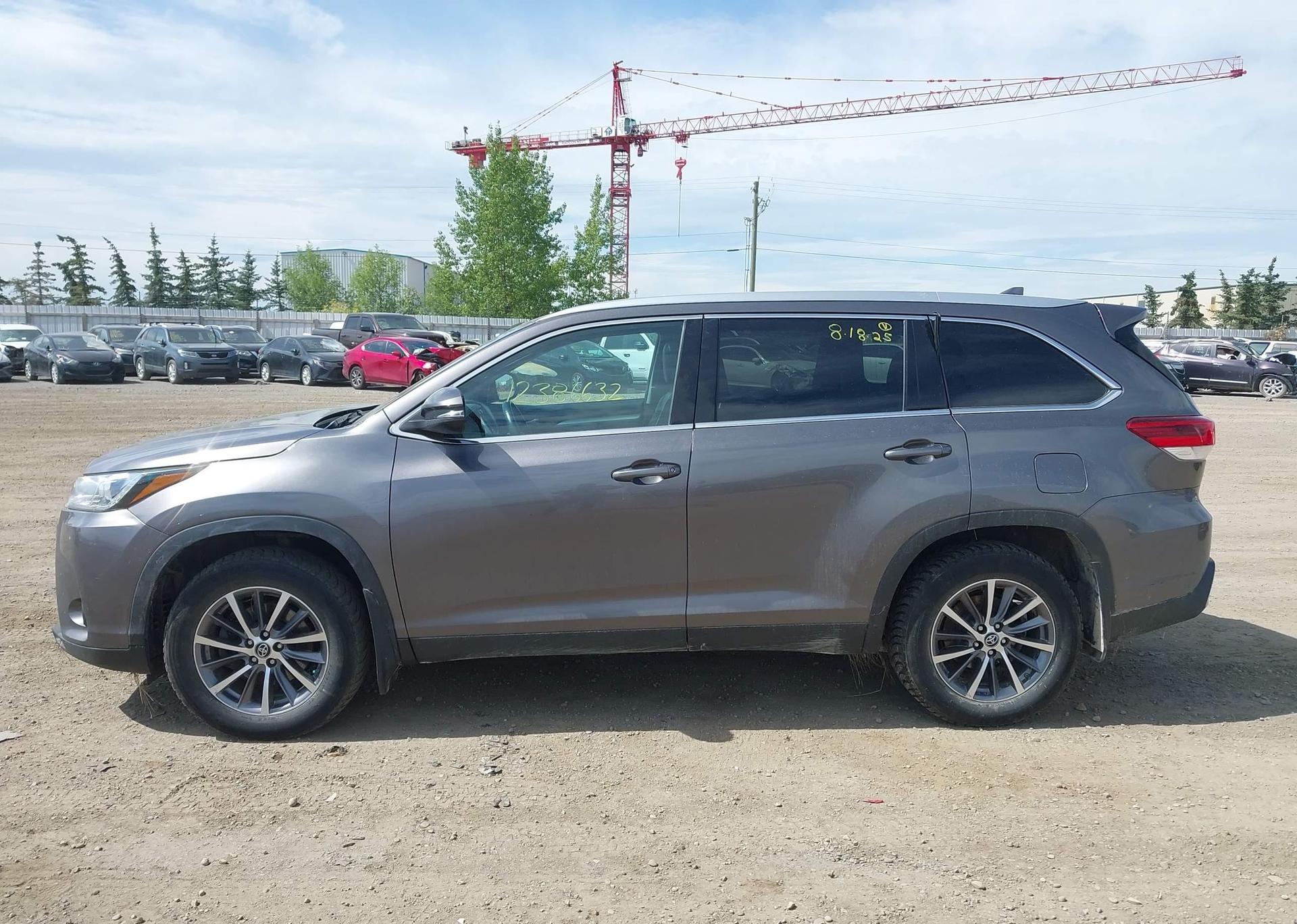 2019 TOYOTA HIGHLANDER SE