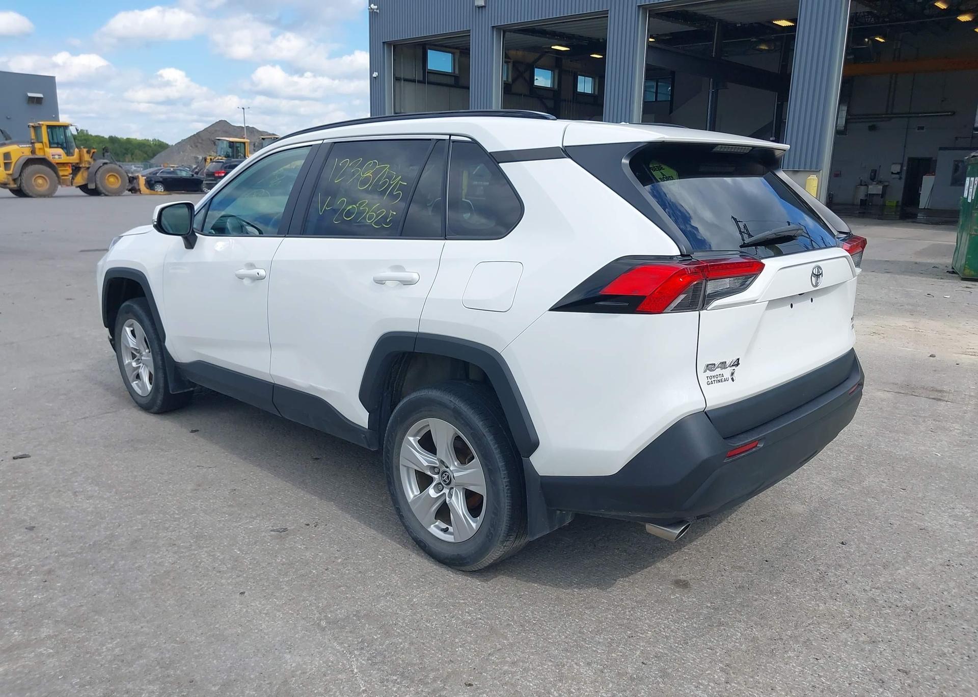 2021 TOYOTA RAV4 XLE
