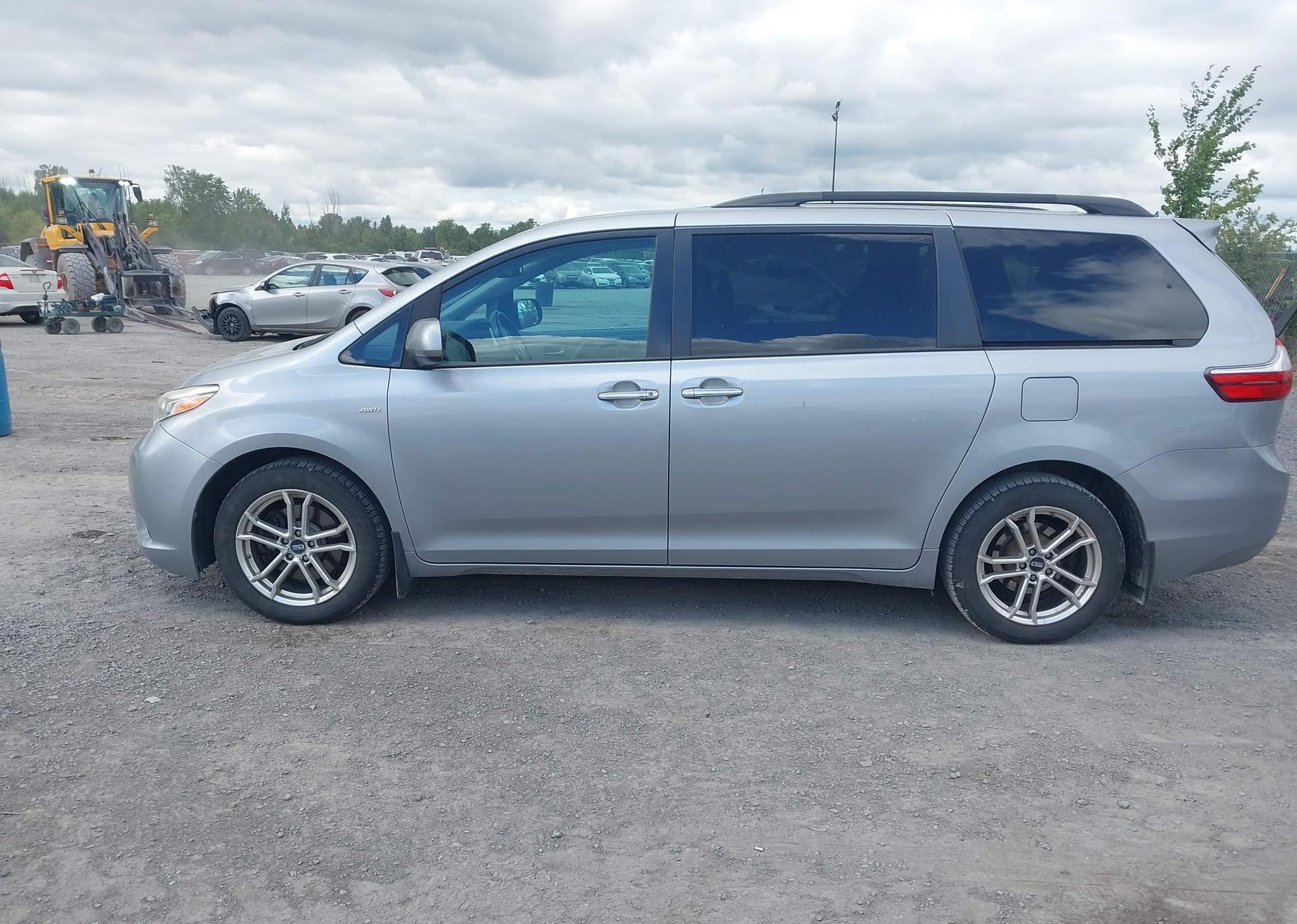2017 TOYOTA SIENNA XLE 7 PASSENGER
