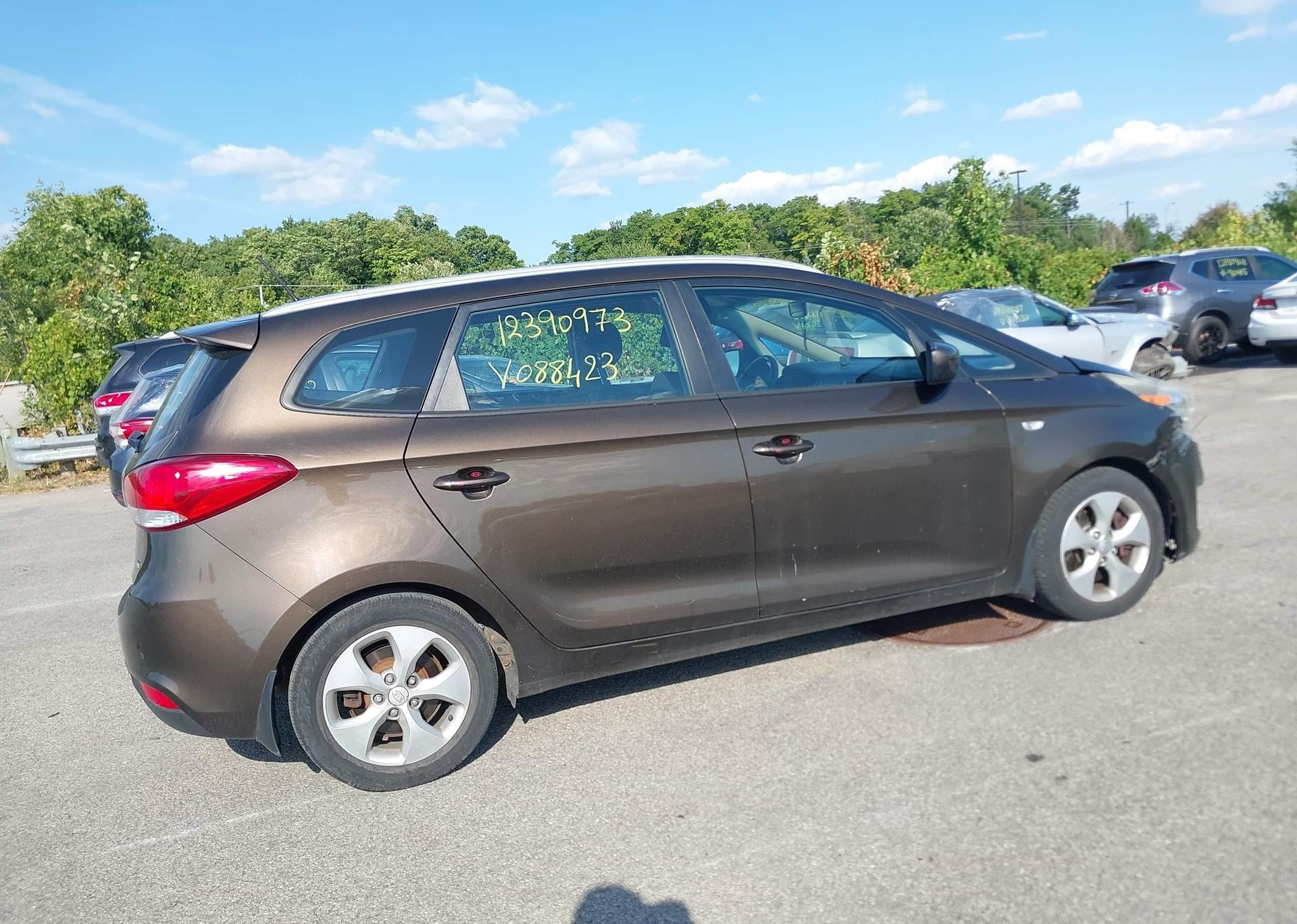 2015 KIA RONDO