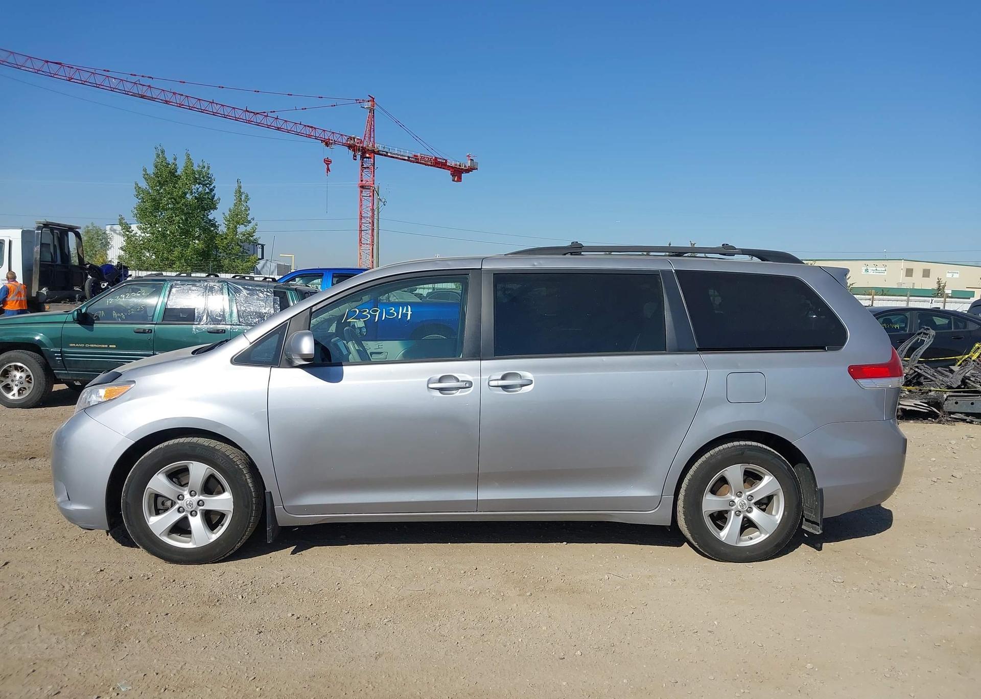 2012 TOYOTA SIENNA LE