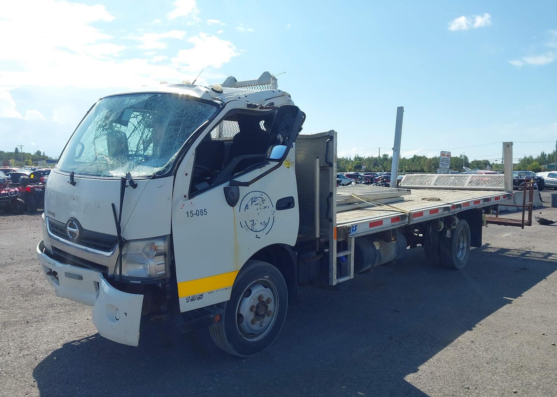 2015 HINO 195