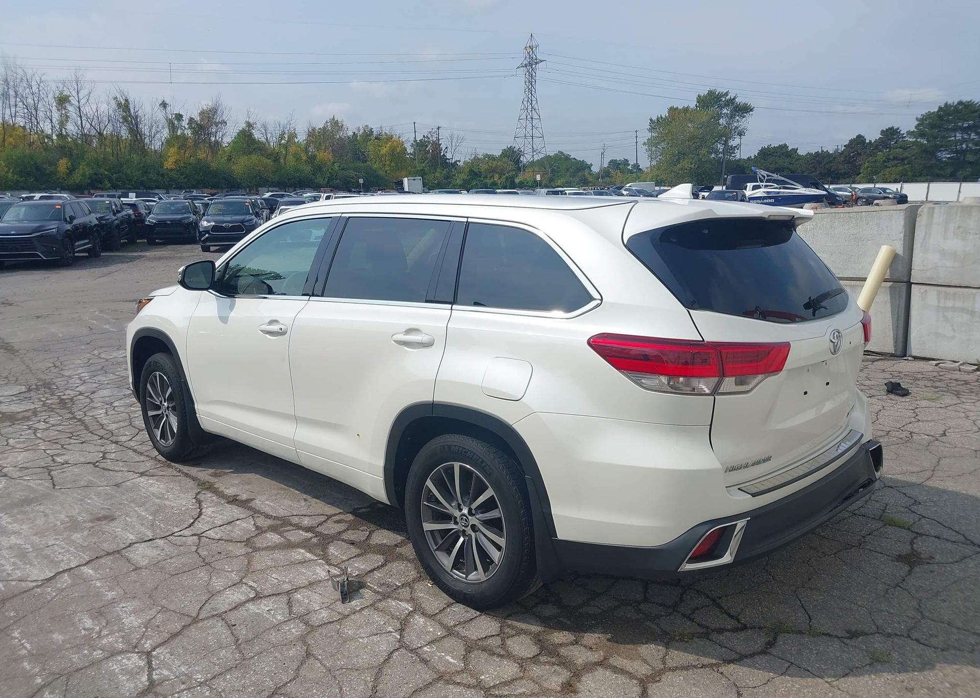 2017 TOYOTA HIGHLANDER SE