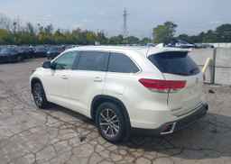 2017 TOYOTA HIGHLANDER SE