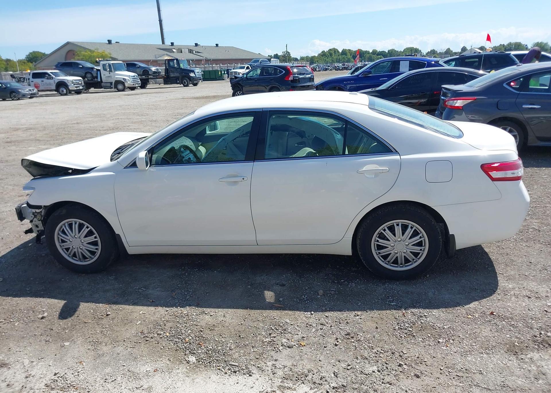 2011 TOYOTA CAMRY SE
