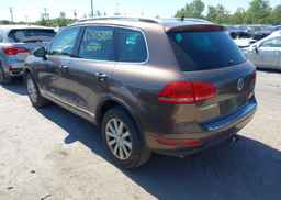 2011 VOLKSWAGEN TOUAREG