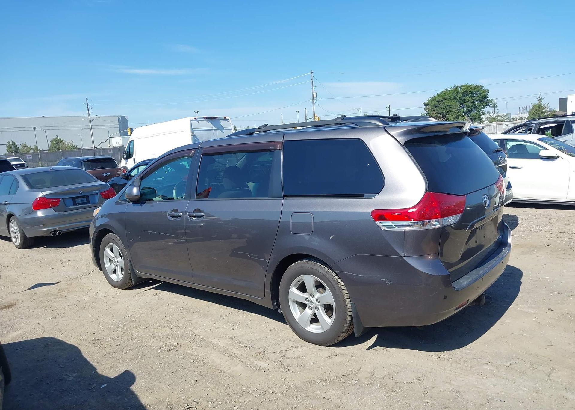 2011 TOYOTA SIENNA LE