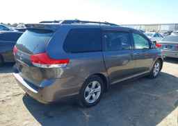 2011 TOYOTA SIENNA LE