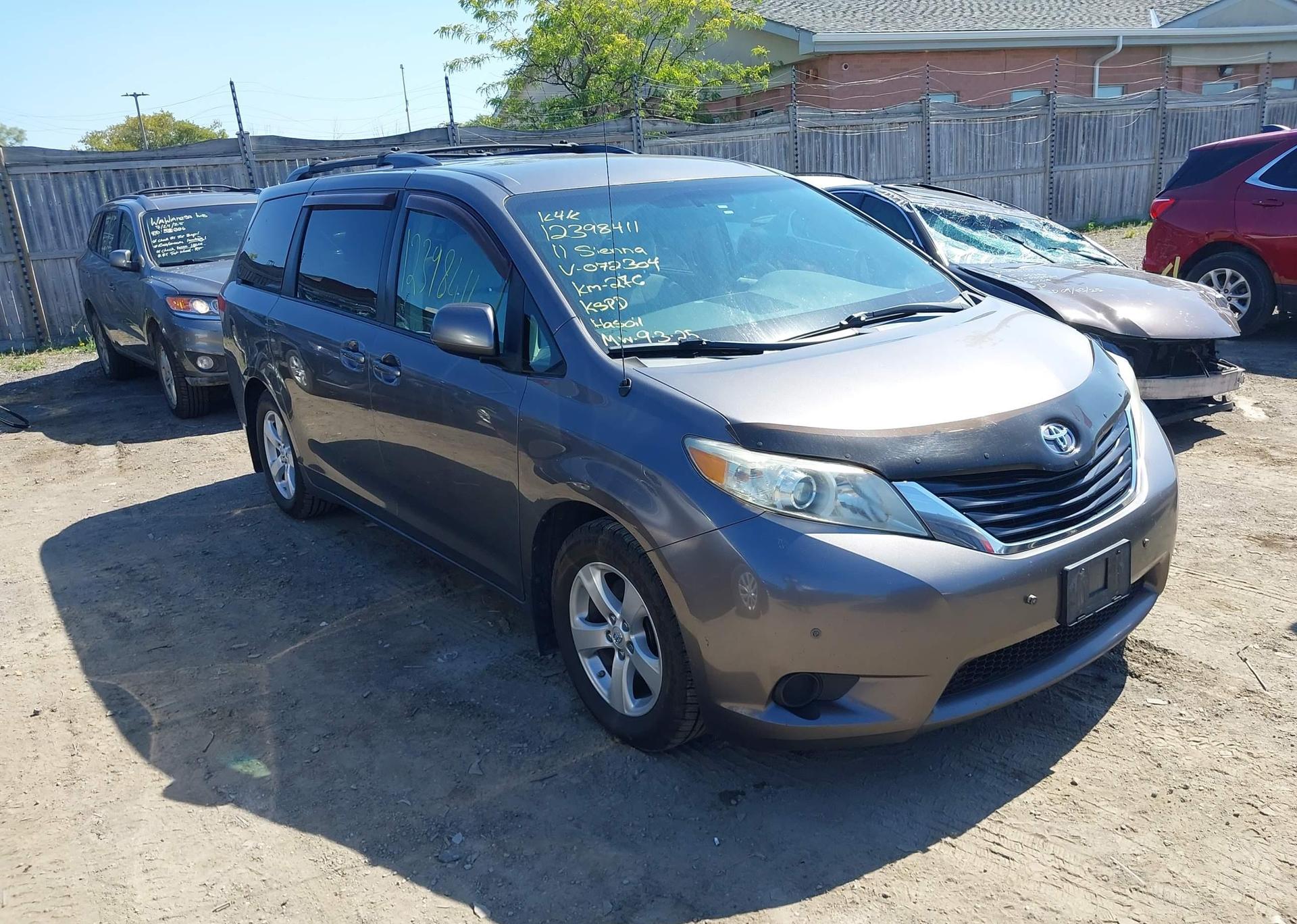 2011 TOYOTA SIENNA LE