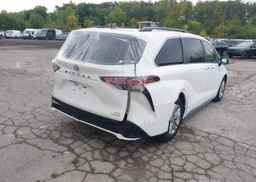 2022 TOYOTA SIENNA XSE