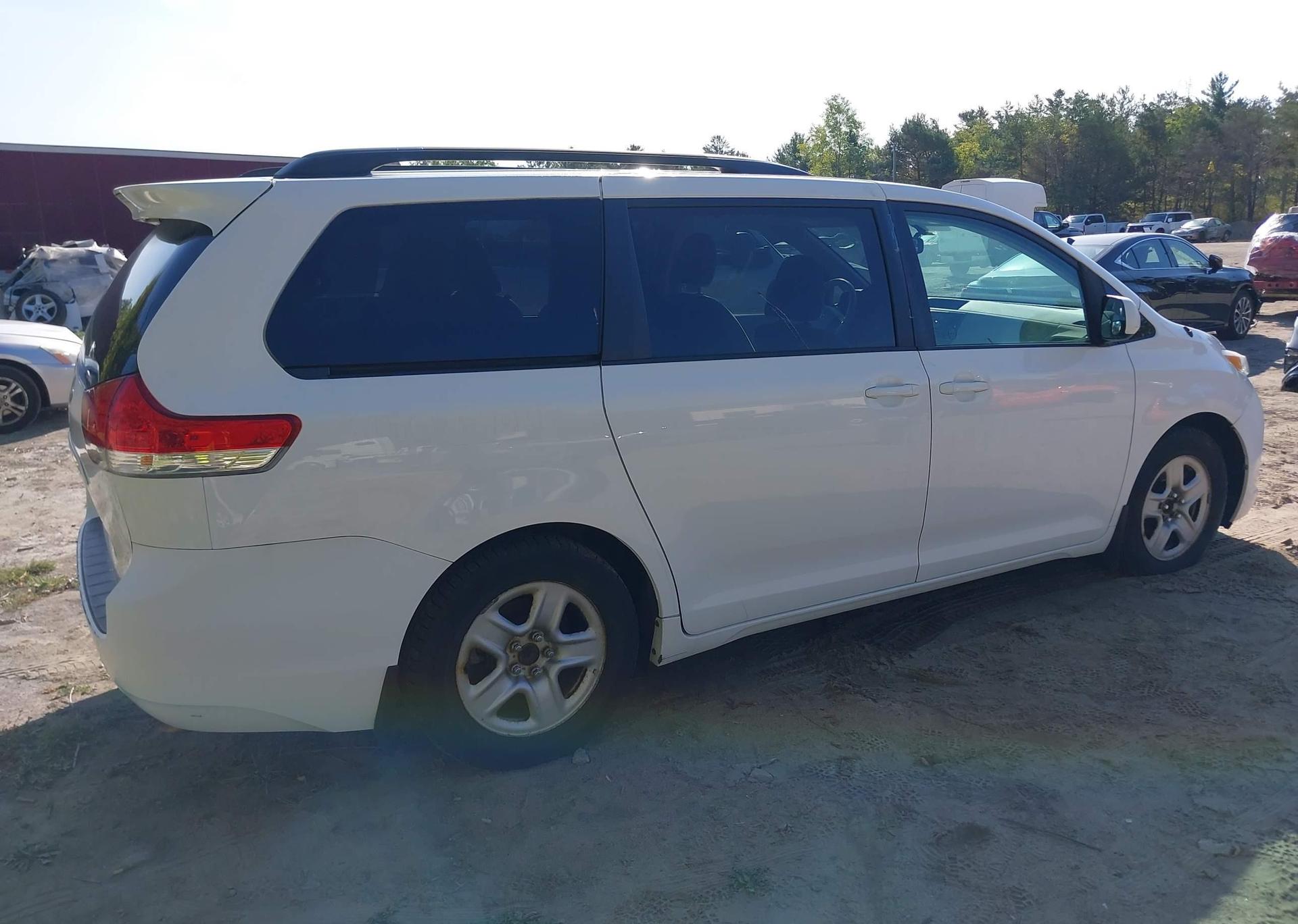 2012 TOYOTA SIENNA LE