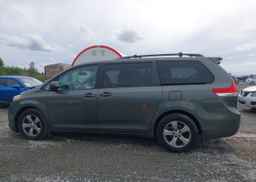 2014 TOYOTA SIENNA LE 8 PASSENGER