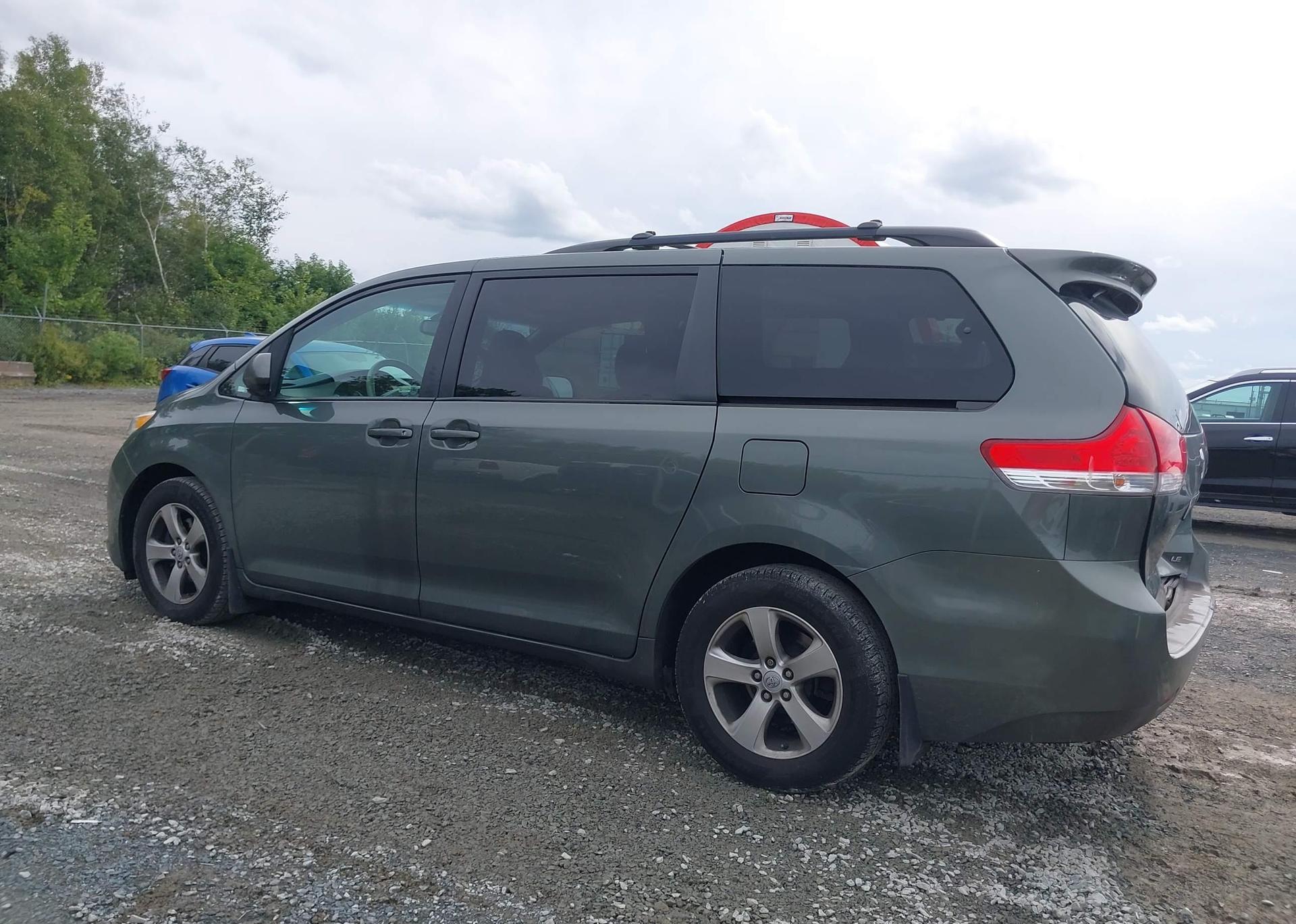 2014 TOYOTA SIENNA LE 8 PASSENGER