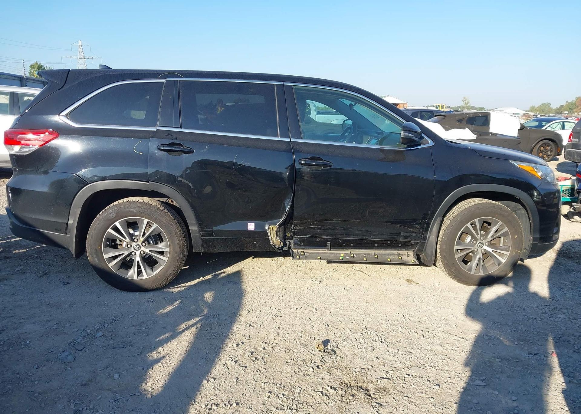 2018 TOYOTA HIGHLANDER LE