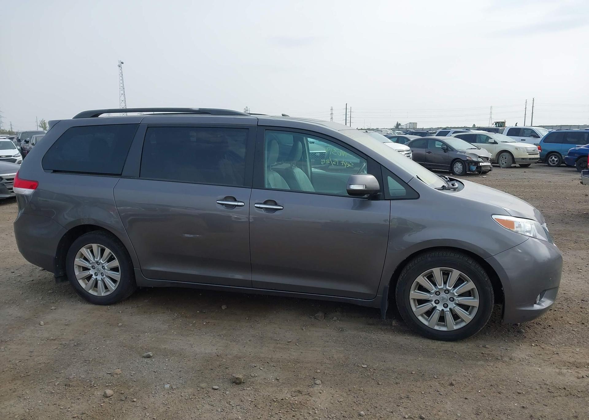 2014 TOYOTA SIENNA XLE