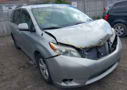 2013 TOYOTA SIENNA LE V6