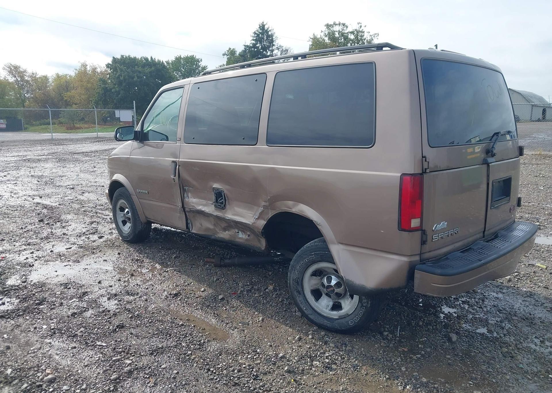 2002 GMC SAFARI SL