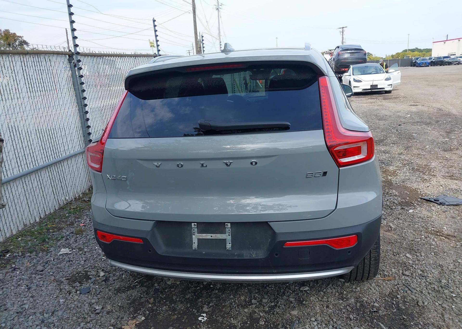 2025 VOLVO XC40 CORE