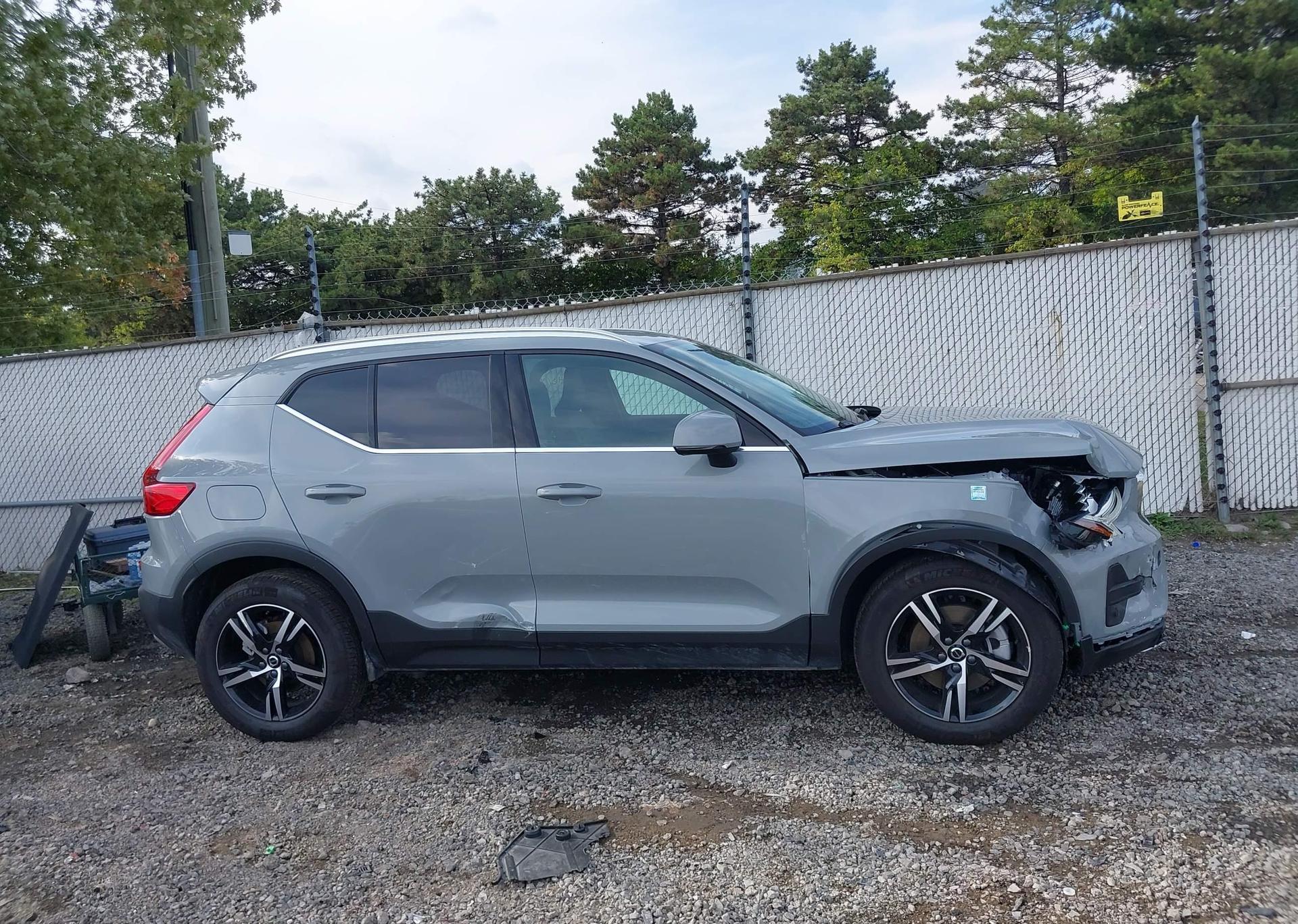 2025 VOLVO XC40 CORE