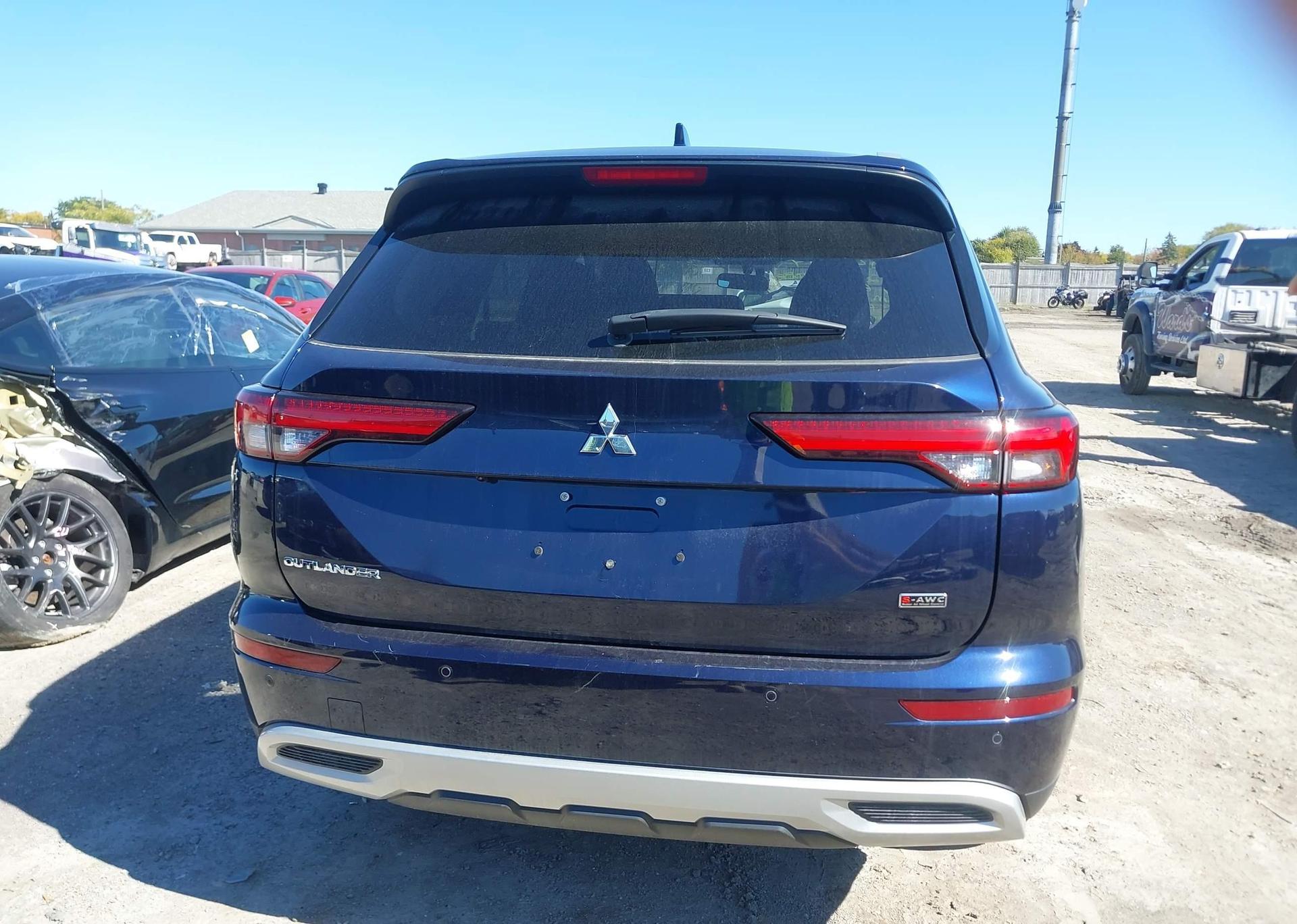 2022 MITSUBISHI OUTLANDER LE