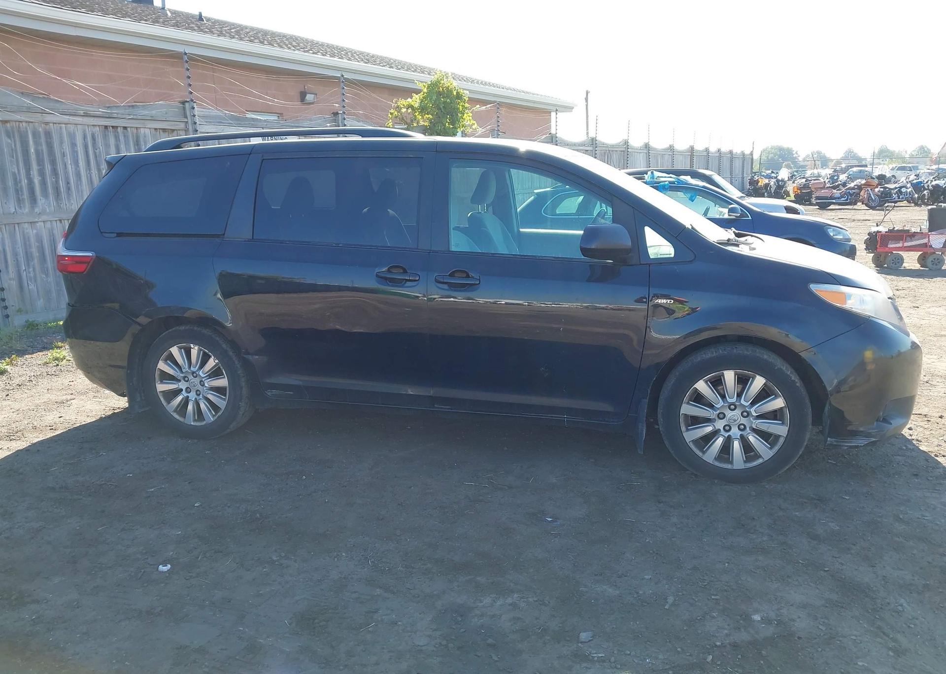 2017 TOYOTA SIENNA LE