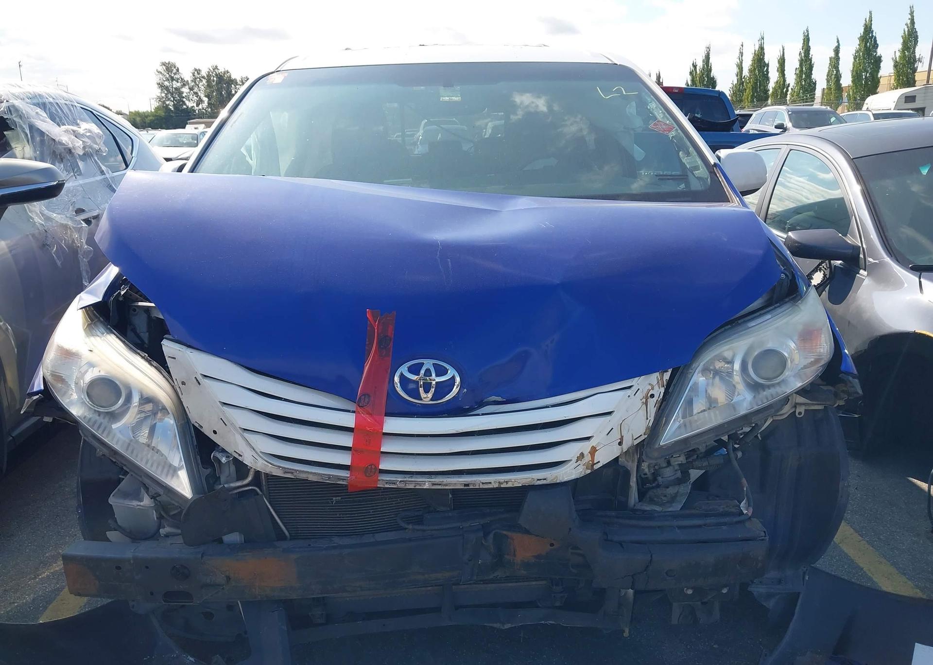 2015 TOYOTA SIENNA LE