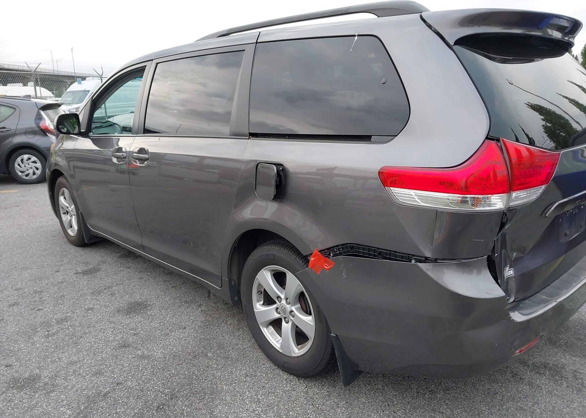 2011 TOYOTA SIENNA LE