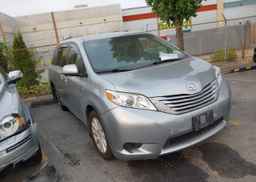 2017 TOYOTA SIENNA LE