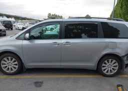 2017 TOYOTA SIENNA LE