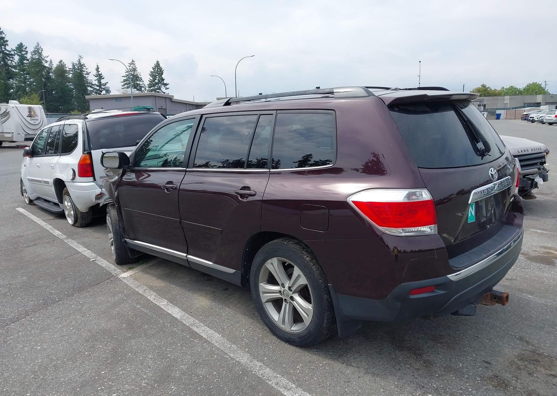 2011 TOYOTA HIGHLANDER SE
