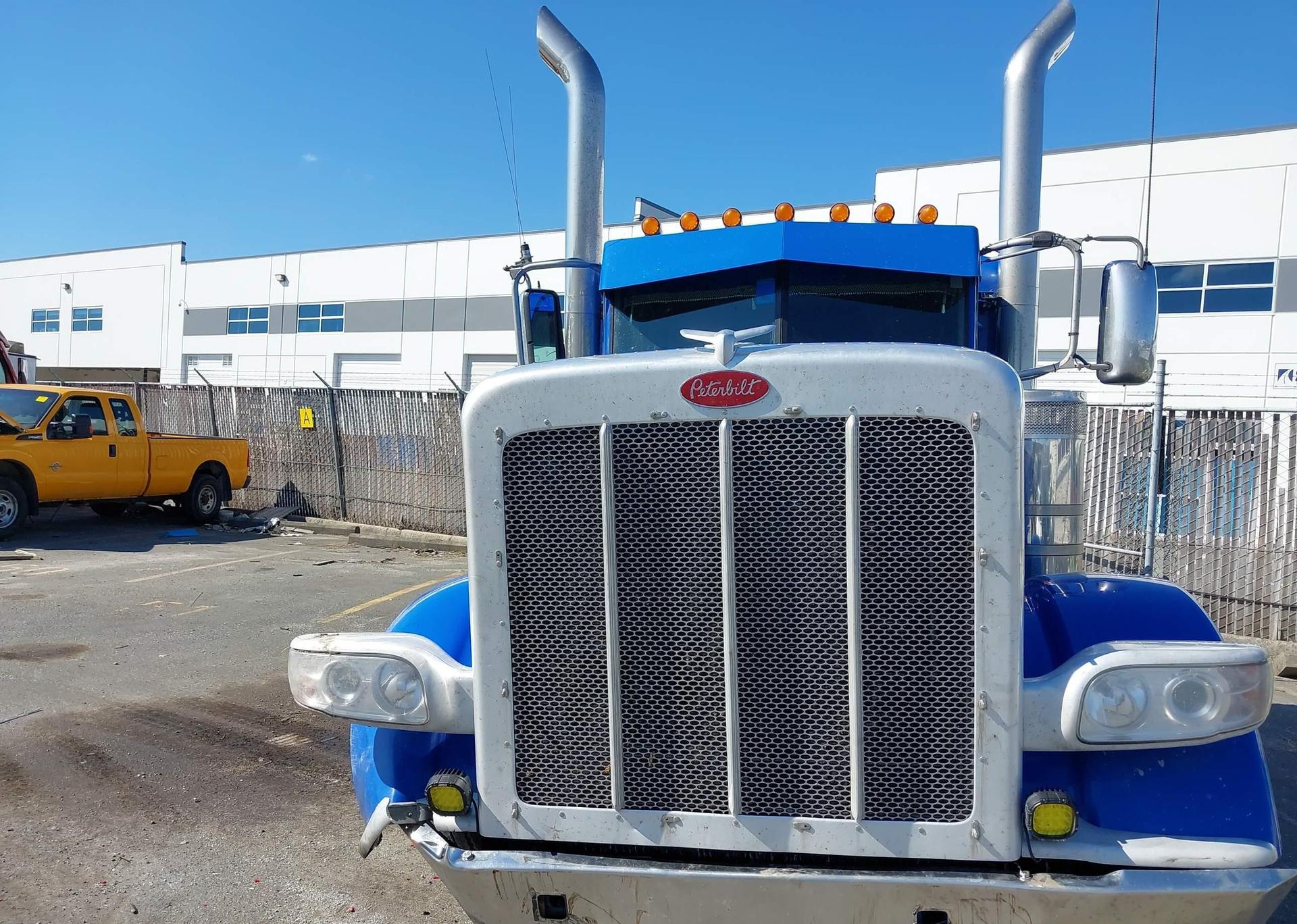 2022 PETERBILT 389