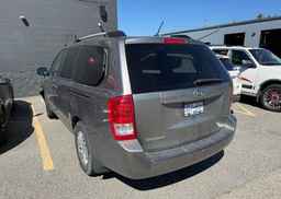 2011 KIA SEDONA LX